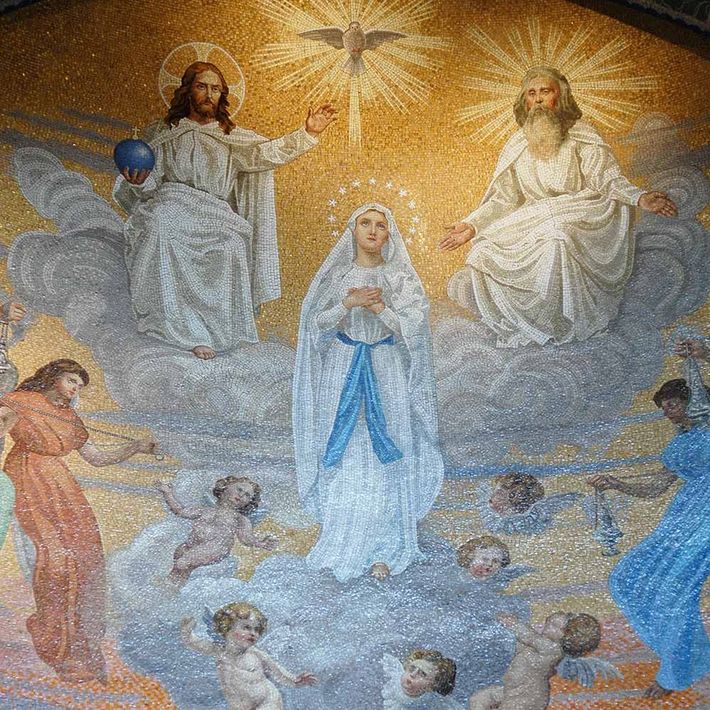 Die Himmelfahrt Mariens in der Rosenkranzbasilika im Marienwallfahrtsort Lourdes in Südfrankreich.